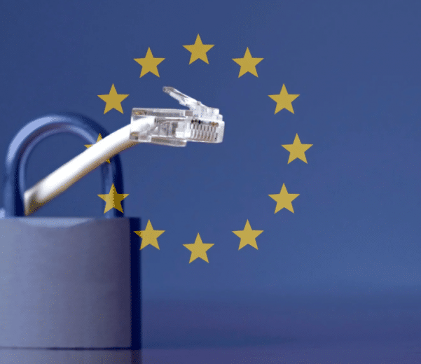 cybersikkerhed og EU-regulering, med ethernet-kabel i hængelås omgivet af EU-stjerner – relateret til NIS2-direktivet og EU’s minimumskrav til IT-sikkerhed for virksomheder.