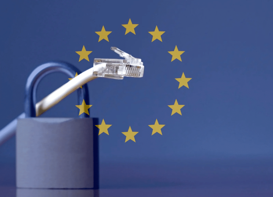 cybersikkerhed og EU-regulering, med ethernet-kabel i hængelås omgivet af EU-stjerner – relateret til NIS2-direktivet og EU’s minimumskrav til IT-sikkerhed for virksomheder.
